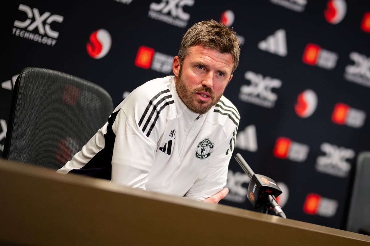 Head Coach Michael Carrick of Manchester United