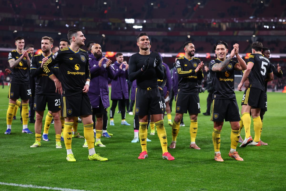 Manchester United's players soak up the applauds after victory over Arsenal