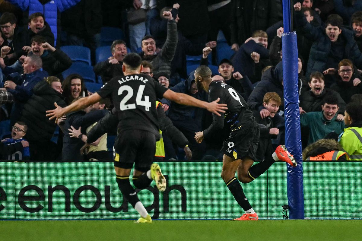 Everton's Portuguese striker #09 Beto (R) celebrates after scoring in extra time to draw the match event during the English Premier League football match between Brighton and Hove Albion and Everton at the American Express Community Stadium in Brighton, southern England on January 31, 2026. (Photo by Glyn KIRK / AFP via Getty Images) / RESTRICTED TO EDITORIAL USE. No use with unauthorized audio, video, data, fixture lists, club/league logos or 'live' services. Online in-match use limited to 120 images. An additional 40 images may be used in extra time. No video emulation. Social media in-match use limited to 120 images. An additional 40 images may be used in extra time. No use in betting publications, games or single club/league/player publications. / 