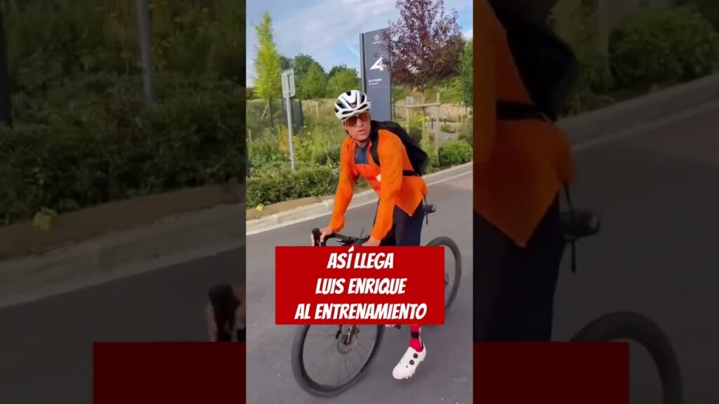 Luis Enrique llega a los entrenamientos del PSG en bicicleta 🚲 #psg #paris #futbol⚽️  #luisenrique