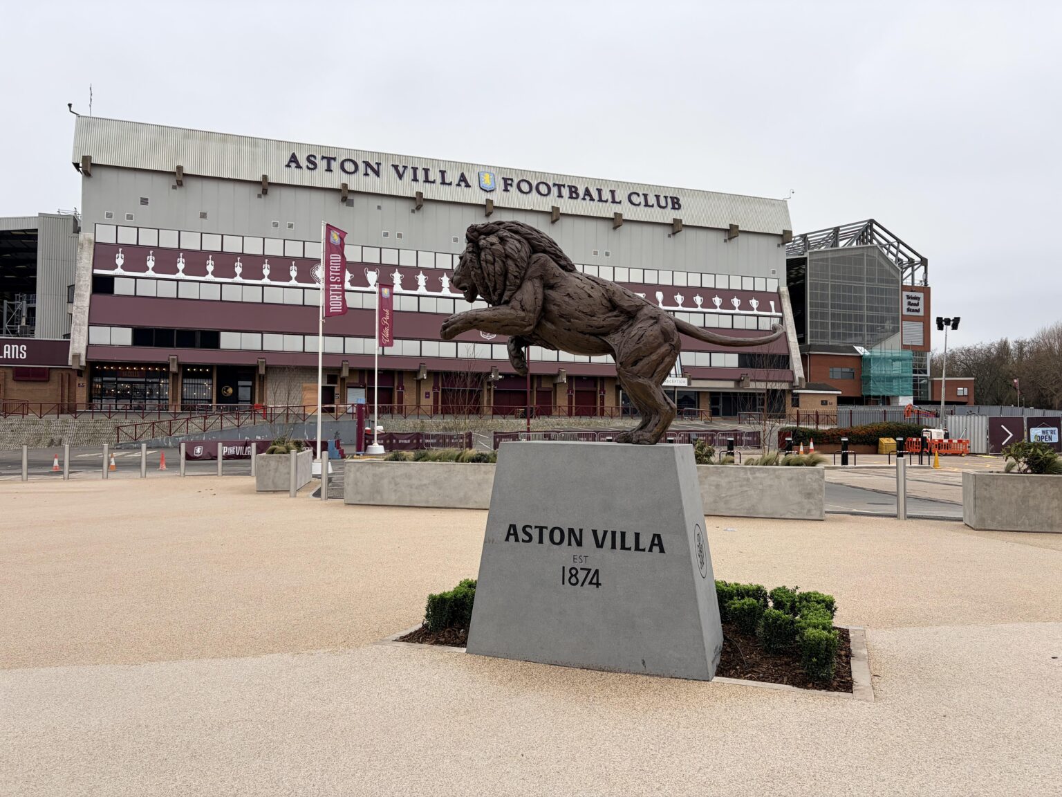 Lion statue looks so better there than in the middle of the car park!