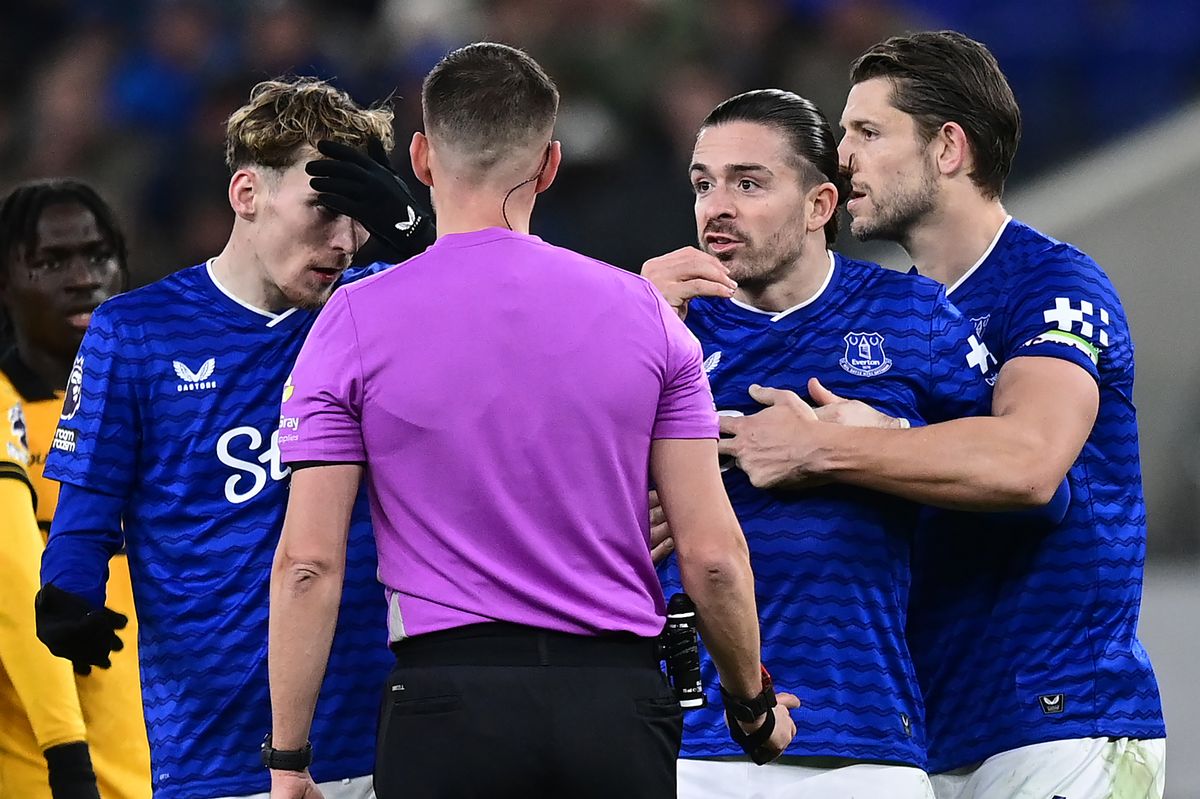 Everton saw two players sent off as they drew with Wolves