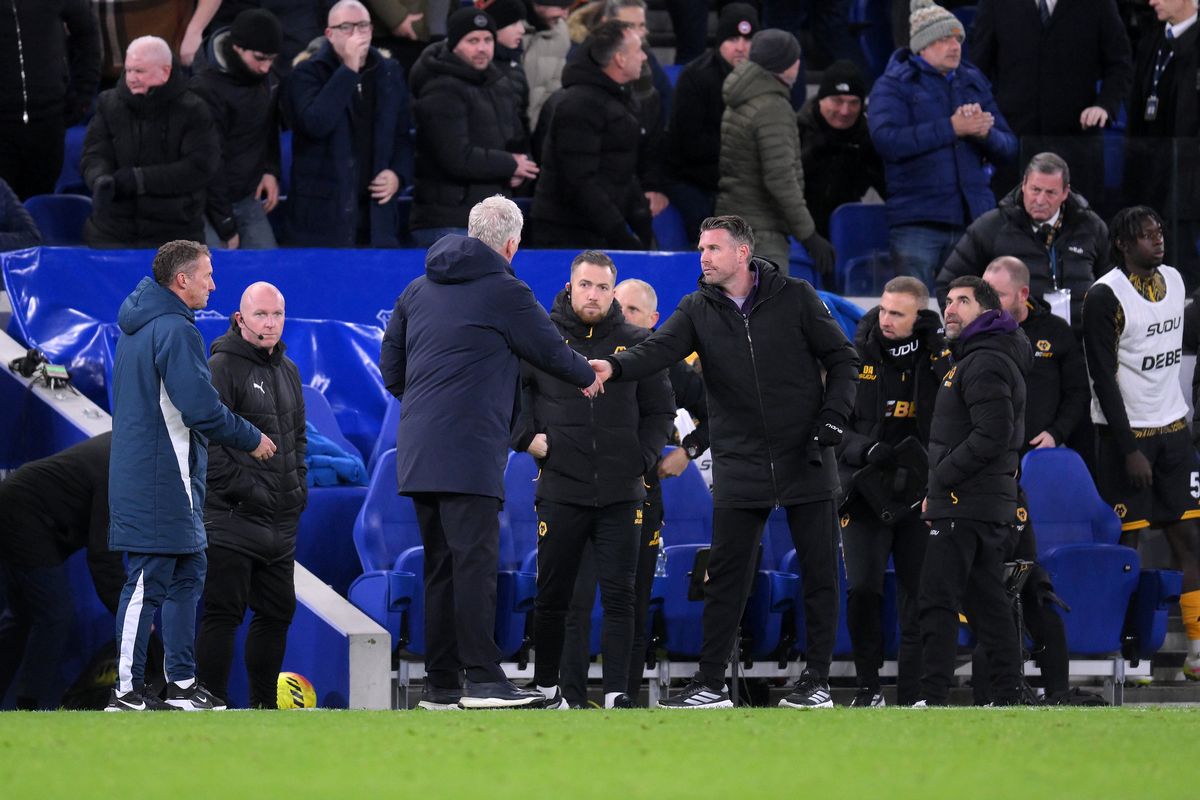 David Moyes and Rob Edwards shake hands at the match between Everton and Wolverhampton Wanderers at Hill Dickinson Stadium on January 7, 2026