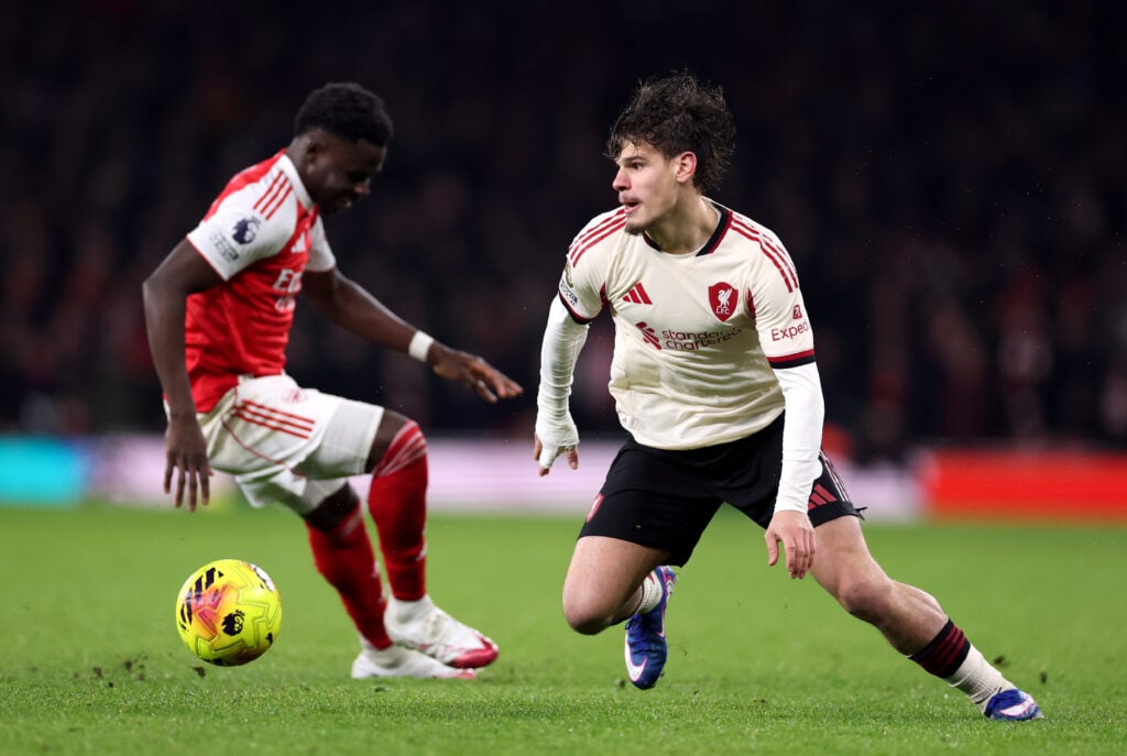 Milos Kerkez battles with Bukayo Saka during Liverpool's Premier League match against Arsenal at the Emirates Stadium.