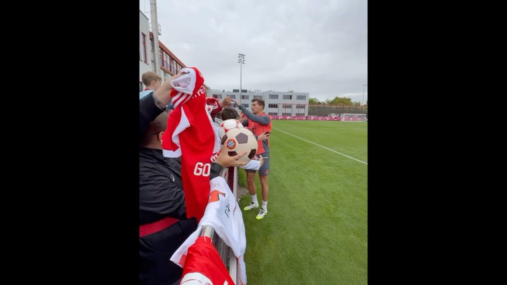 Leon Goretzka taking some time for the Bayern fans after open training session
