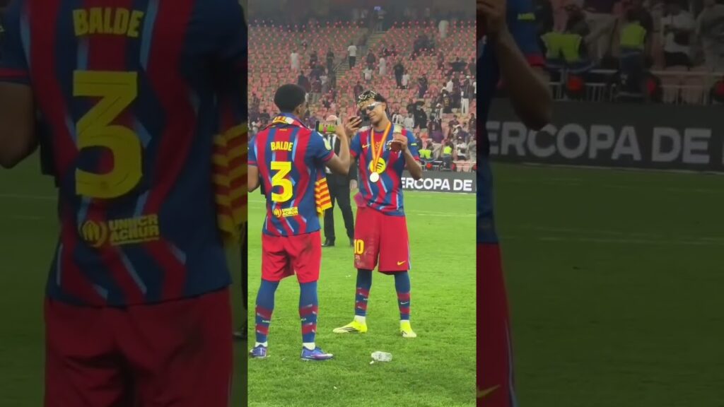 These two 🤭 Lamine Yamal y Alejandro Balde: foto del uno al otro celebrando la Supercopa