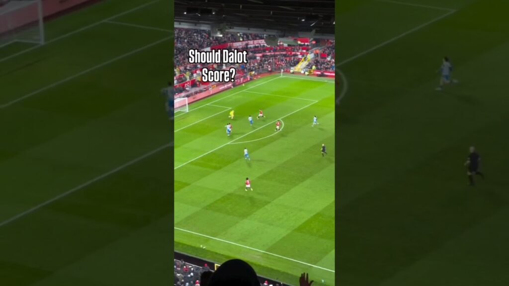 Dalot failed to score from here? 1v1 😲