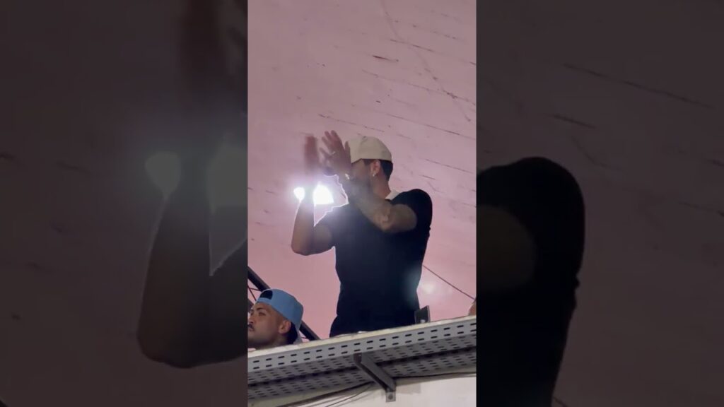 MUITO MANEIRO! BARBOZA E ALEX TELLES VÃO ASSISTIR AO JOGO E SÃO OVACIONADOS PELA TORCIDA!