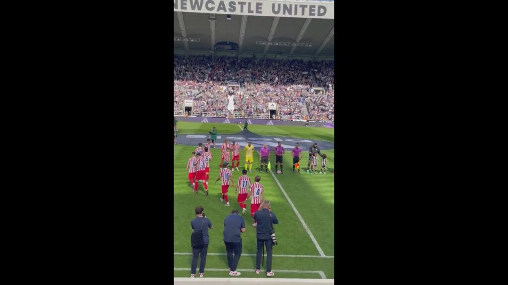 TRIPPIER y el detalle de su hijo: en el estadio vestido con la camiseta del ATLETI