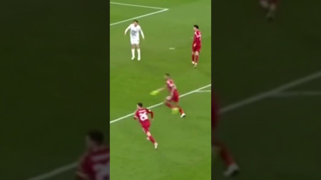 Gakpo lässt sich von nichts aufhalten 😂👟