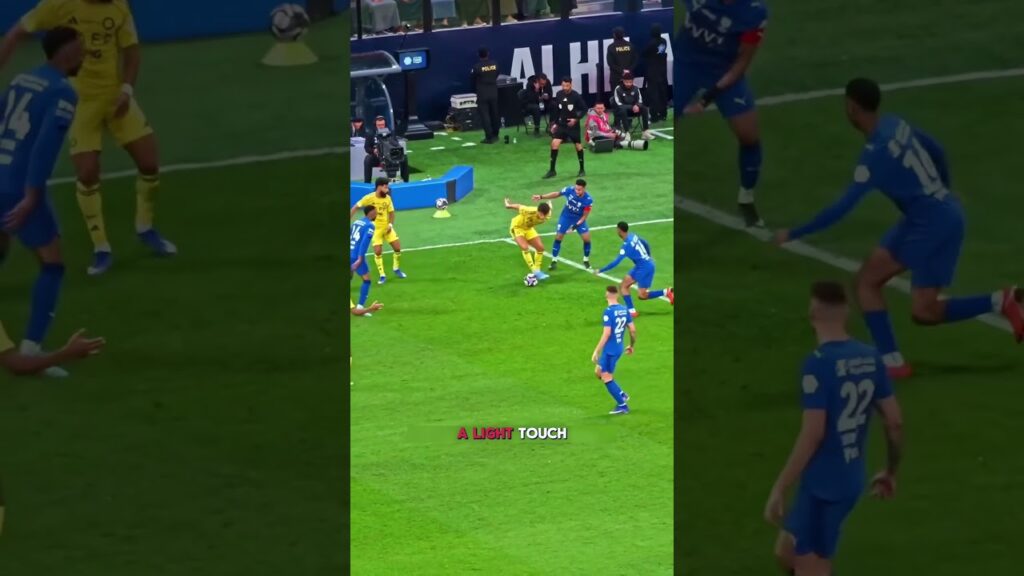 João Félix’s 0.1s IQ 🧠 Beating a 3-Man Press #football #shorts