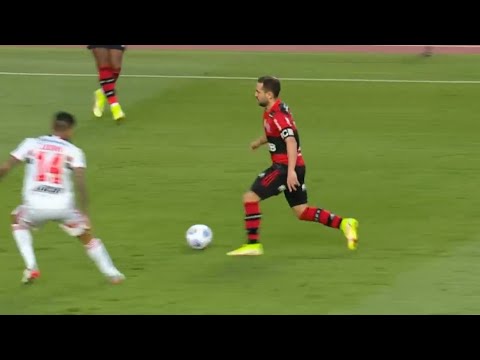 Everton Ribeiro vs São Paulo (14/11/2021) / Imagens de jogo não autorais.