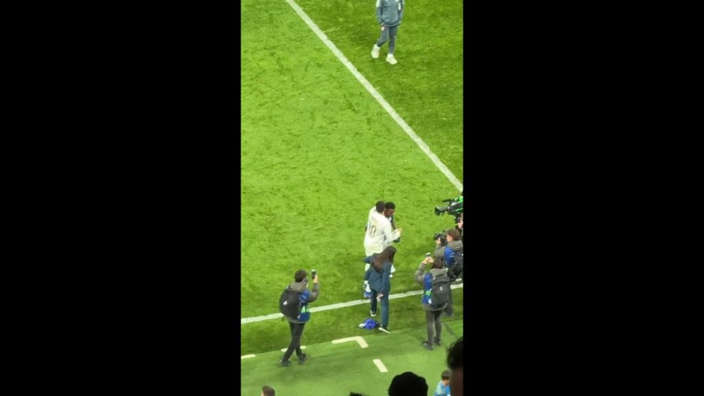 El BONITO GESTO de MBAPPÉ con VINICIUS al recibir el MVP del partido El BONITO GESTO de MBAPPÉ con VINICIUS al recibir el MVP del partido