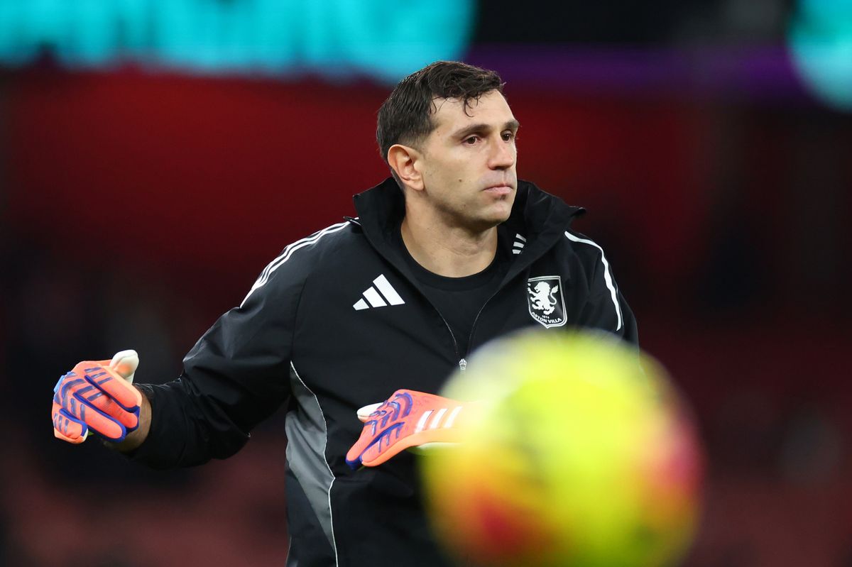Manchester United could reportedly rekindle their interest in Aston Villa goalkeeper Emiliano Martinez