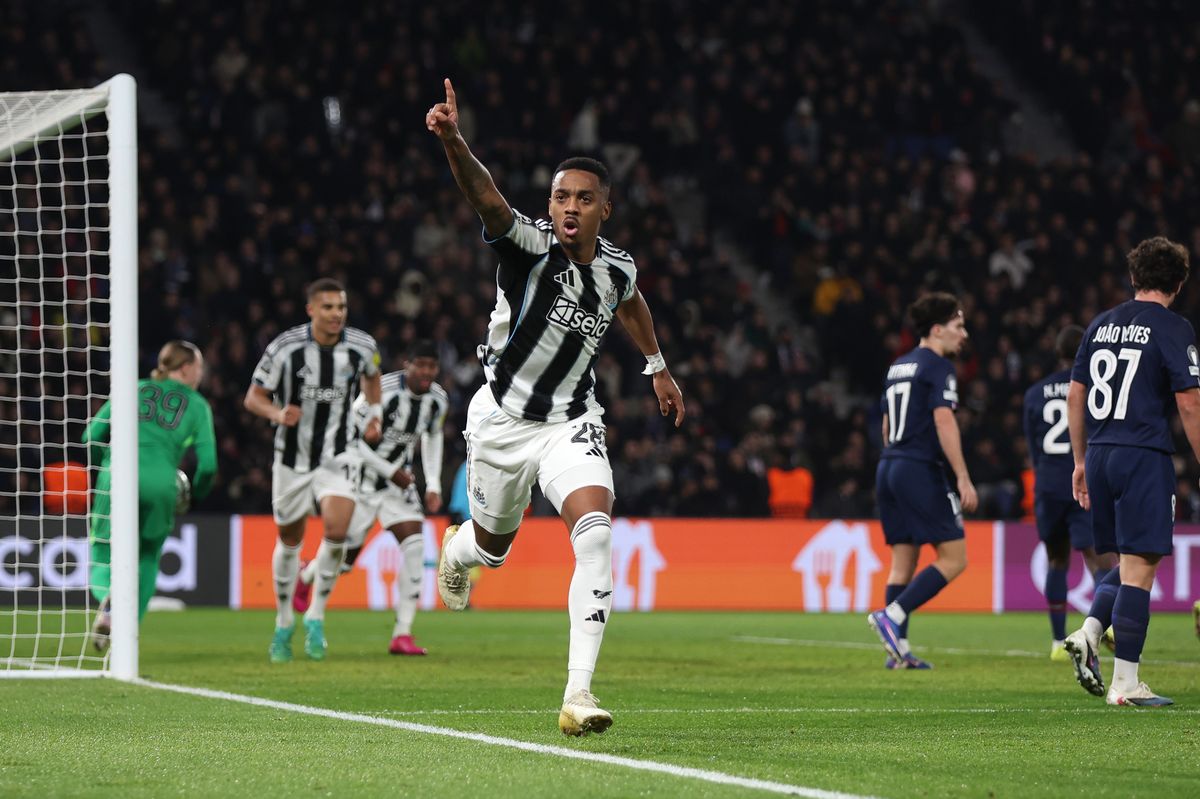 Joe Willock of Newcastle United celebrates scoring against PSG
