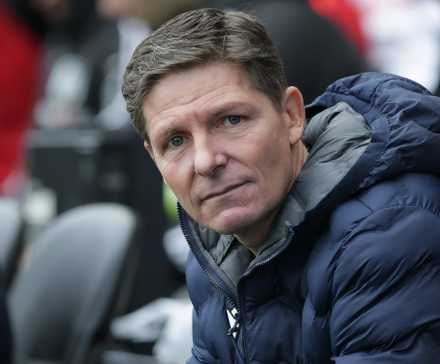 Crystal Palace boss Oliver Glasner watching on from the dugout