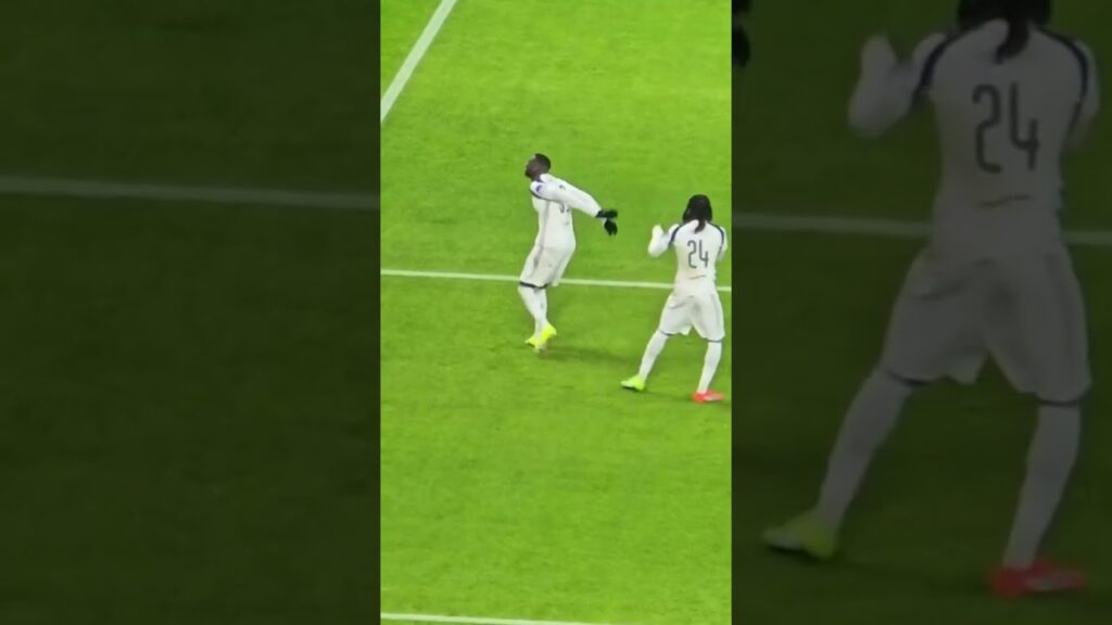 Kolo Muani gibt nach seinem Tor Gott alle Ehre ⚽✝️ | Fussball mit Vision