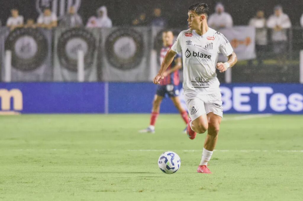 [VI] JP Chermont to Ajax has been put on hold. The club had approached Santos about the talented RB, but new TD Jordi Cruijff considers his arrival to be a low priority. Cruijff believes the focus should be on signing a LB, with Zinchenko the top candidate, and an experienced number six.