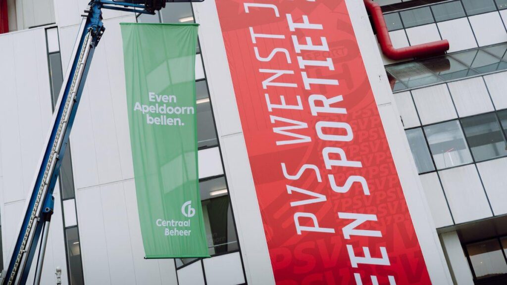Spelfout op PSV-banner is ‘Even Apeldoorn bellen’ stunt van Centraal Beheer
