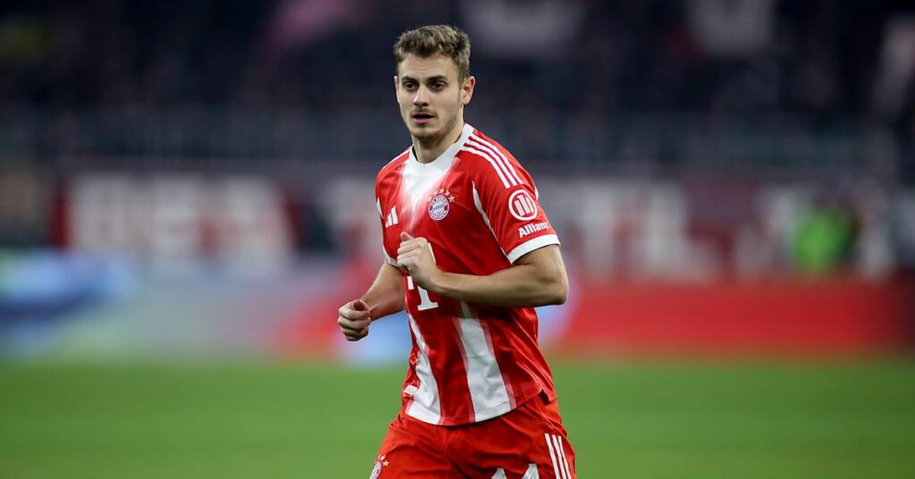 [Official] FC Bayern Munich will have to do without Josip Stanišić for the time being. The defensive player suffered a capsular ligament injury to his right ankle during Sunday evening's Bundesliga match against VfL Wolfsburg. This was confirmed by an examination carried out by FC Bayern's MD.