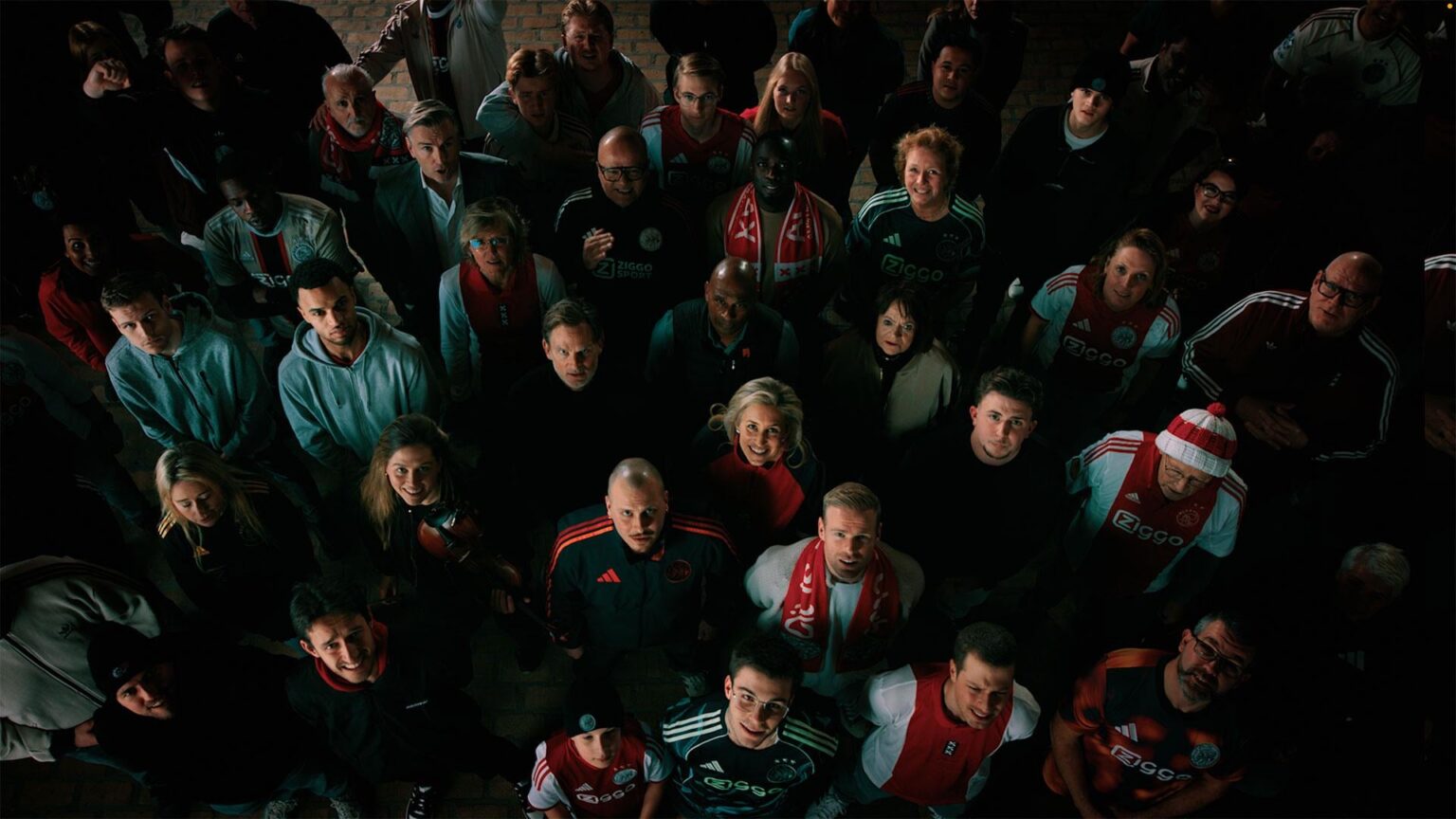 Ziggo verrast Ajax-fans met 54.000 sjaals bij eerste thuiswedstrijd van dit jaar