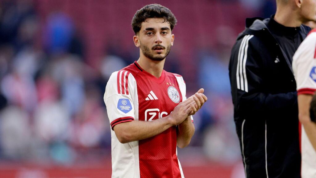 [ESPN] More details Moro transfer once again: Osasuna pays €5.5M directly + €2.5M in easily achievable bonuses. As long as those bonuses haven't been reached, Ajax will receive 50% share of any future transfer fee. If the bonuses are achieved, this drops to 20%.