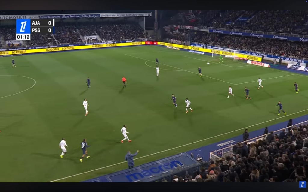 The world doesn't talk enough about Vitinha... look at this beautiful pass