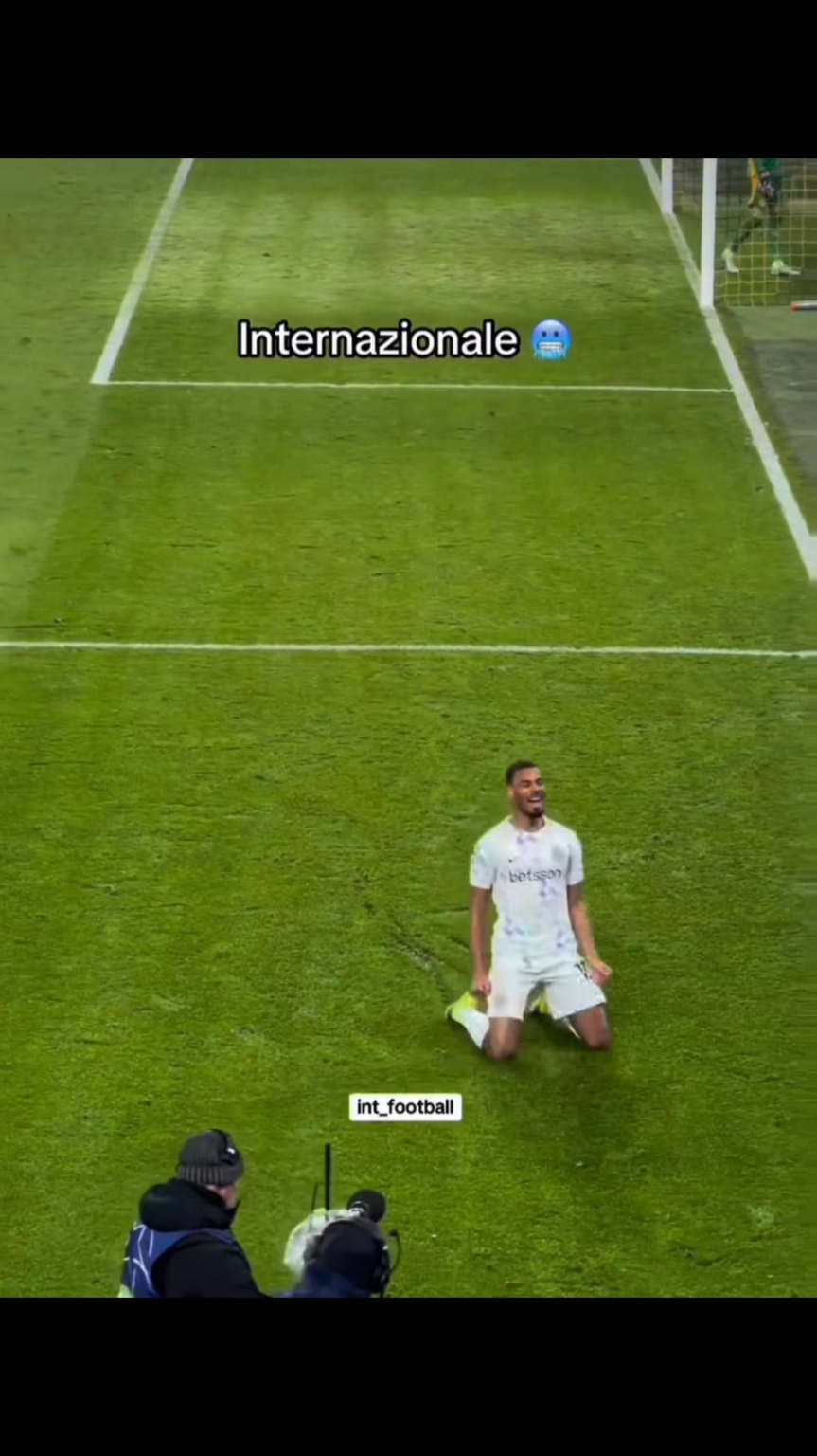 Diouf's goal celebration 😂