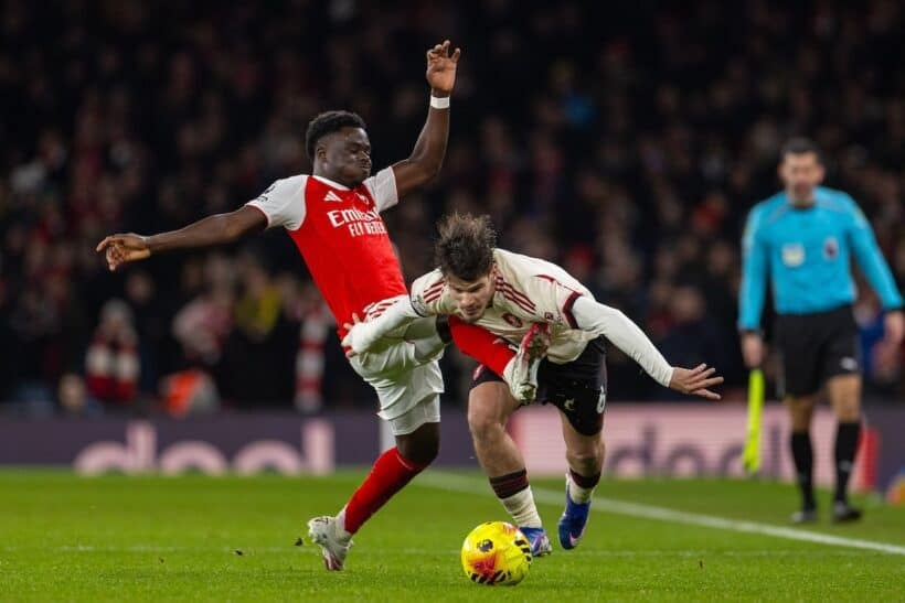 LONDON, ENGLAND - Thursday, January 8, 2026: Liverpool's Milos Kerkez (R) is challenged by Arsenal's Bukayo Saka during the FA Premier League match between Arsenal FC and Liverpool FC at the Emirates Stadium. (Photo by David Rawcliffe/Propaganda)