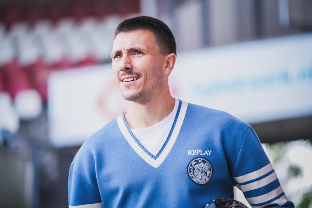 Ko Itakura is absent with back problems. Steven Berghuis is back on the training pitch, but will not be able to play against Olympiakos on Wednesday.