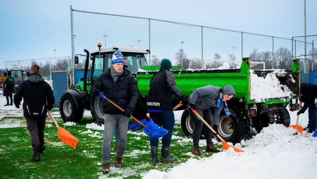Supporters met trekkers en sneeuwschuivers in Heerenveen: "De ski's kunnen mee"