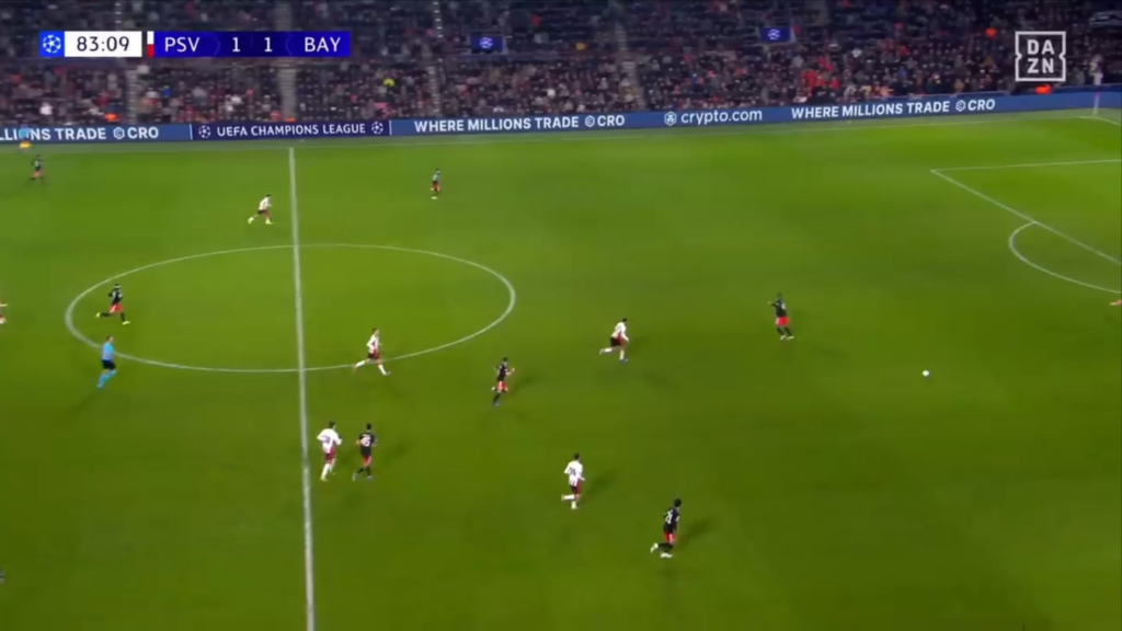 Jonas Urbig longballs against PSV