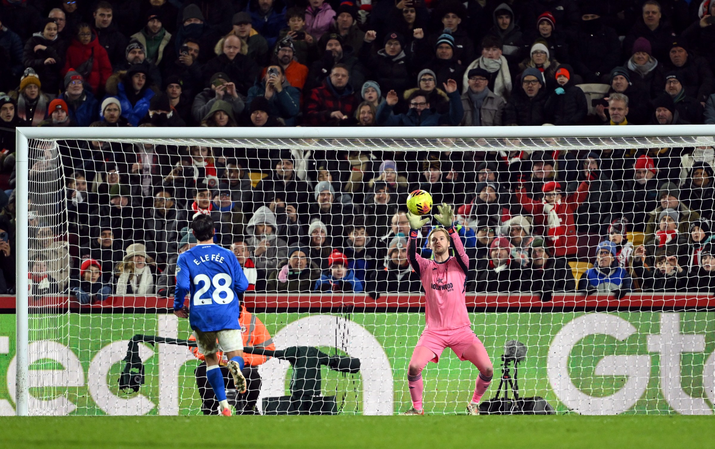 BRENTFORD, ENGLAND - JANUARY 07: Enzo Le Fee of Sunderland takes the penalty kick which is saved by Caoimhin Kelleher of Brentford during the Premier League match between Brentford and Sunderland at Gtech Community Stadium on January 07, 2026 in Brentford, England. (Photo by Shaun Botterill/Getty Images)