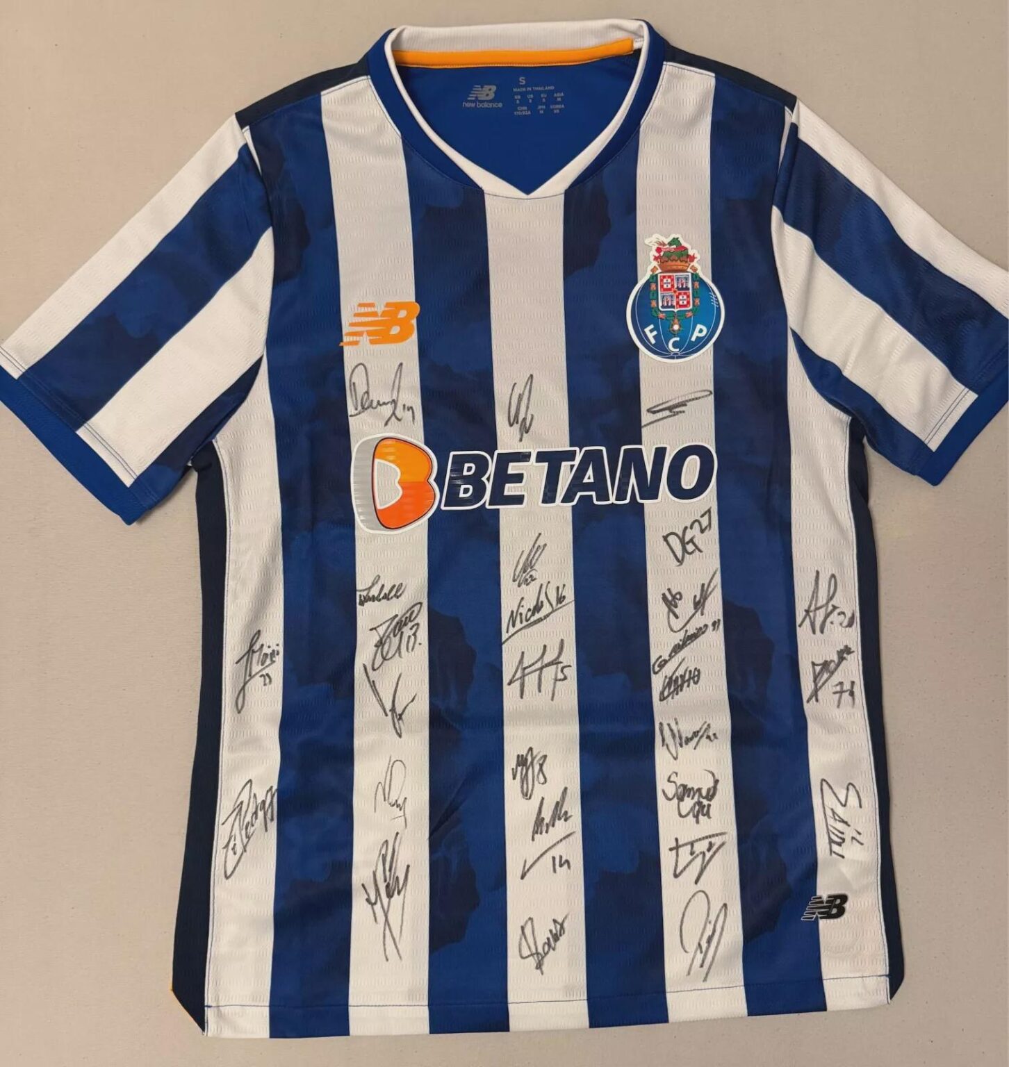 Ajuda a identificar assinaturas (Camisola FC Porto 2024/25)
