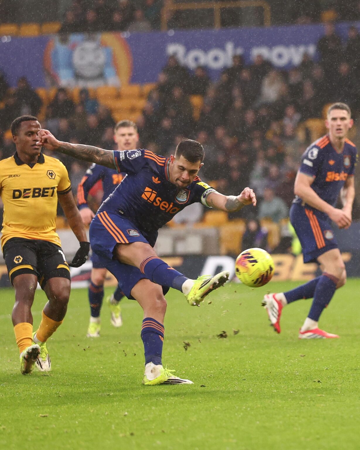 Newcastle United's pass completion rate in the first half against Wolves (94%) was the highest by any team in a half of football in the Premier League without recording a shot on target (on record since 2003-04). (Opta Joe)