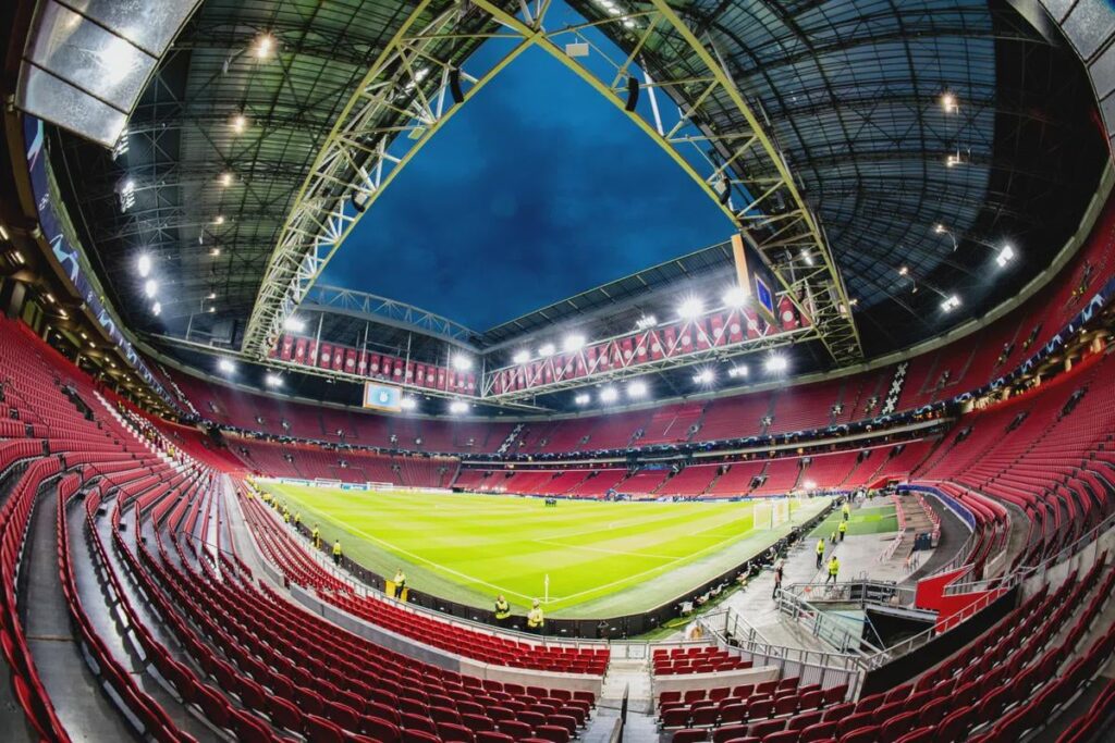 Ajax probeert ruimte te maken in januari