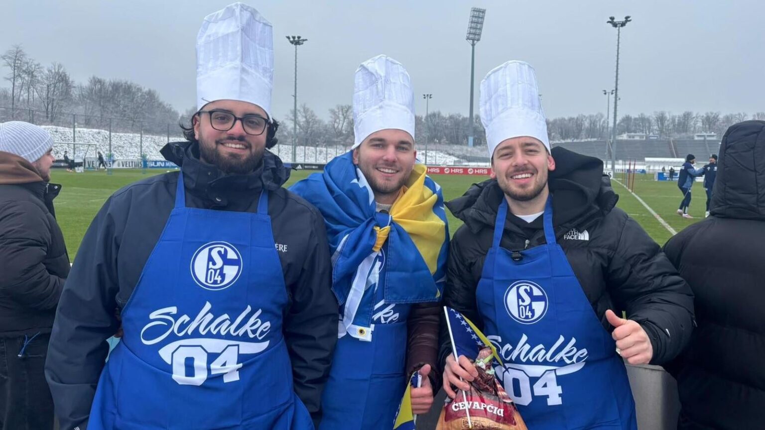 Wahnsinn beim Schalke-Training! Fans grillen Cevapcici für Dzeko und Muslic