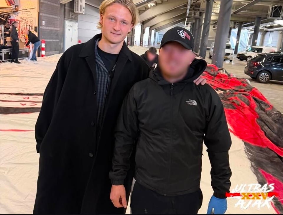 Kesper Dolberg helping with the tifo