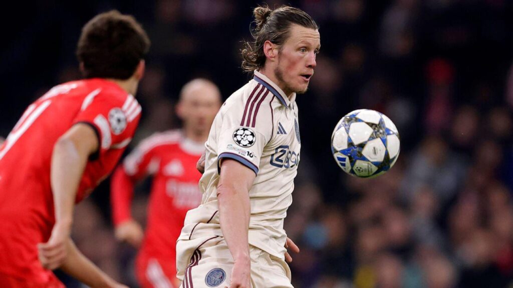 Takehiro Tomiyasu might be in the match squad tomorrow, Fred Grim confirms: "We will have to wait and see what the doctors have to say this afternoon." | Wout Weghorst can play 15-20 mionutes