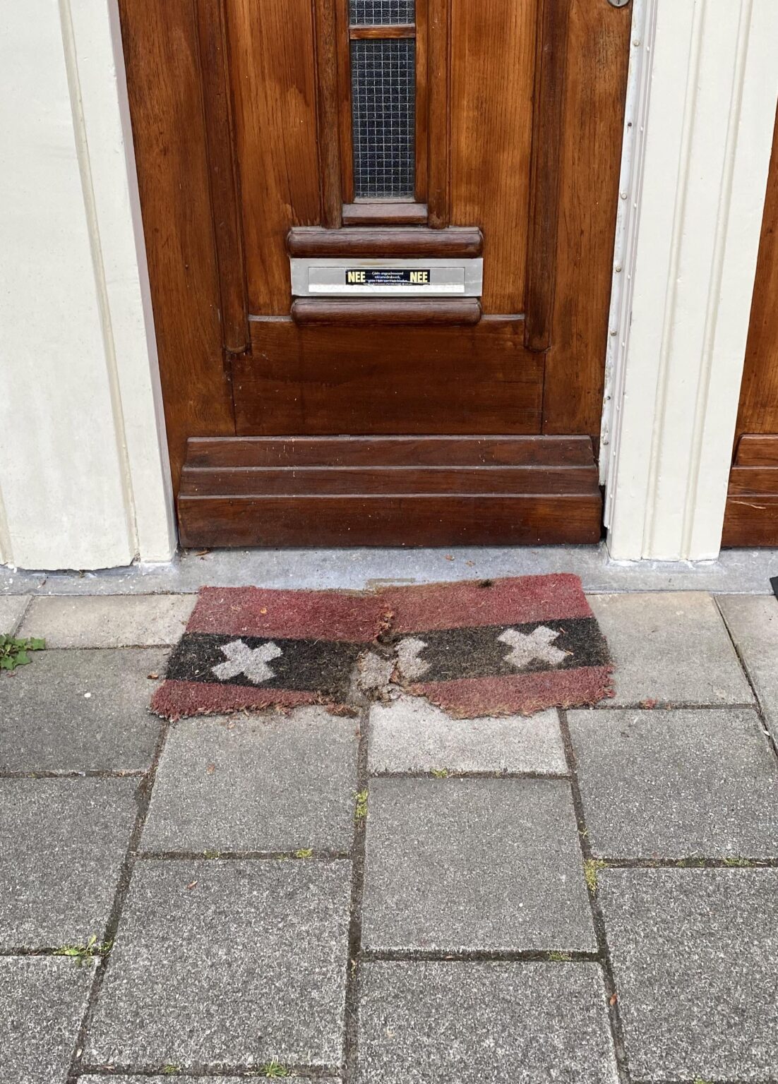 Iemand die weet waar ik een deurmat met de Amsterdamse vlag kan vinden?