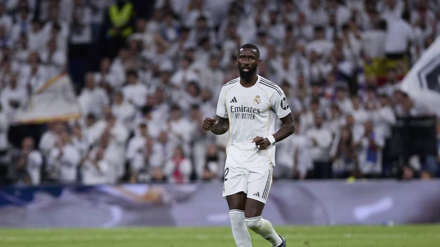 Antonio Rüdiger is doubtful for the match against Atlético Madrid in the Super Cup semi-final. The German center-back is experiencing discomfort in his knee. If he doesn't recover, it appears that Dean Huijsen, who missed the game against Betis due to discomfort, and Asencio will form the CB pairing
