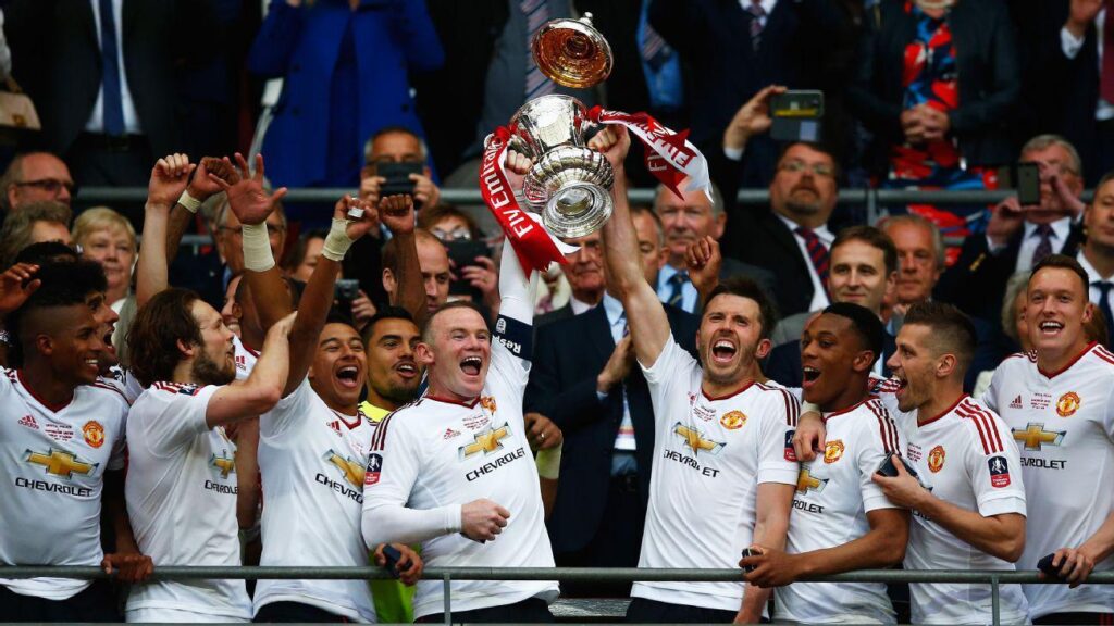 Wayne Rooney open to joining Michael Carrick at Man United; advocates for Roy Keane