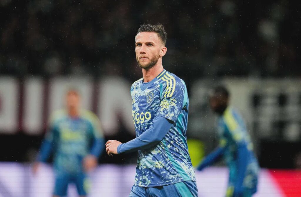 Van den Boomen op weg naar de uitgang bij Ajax