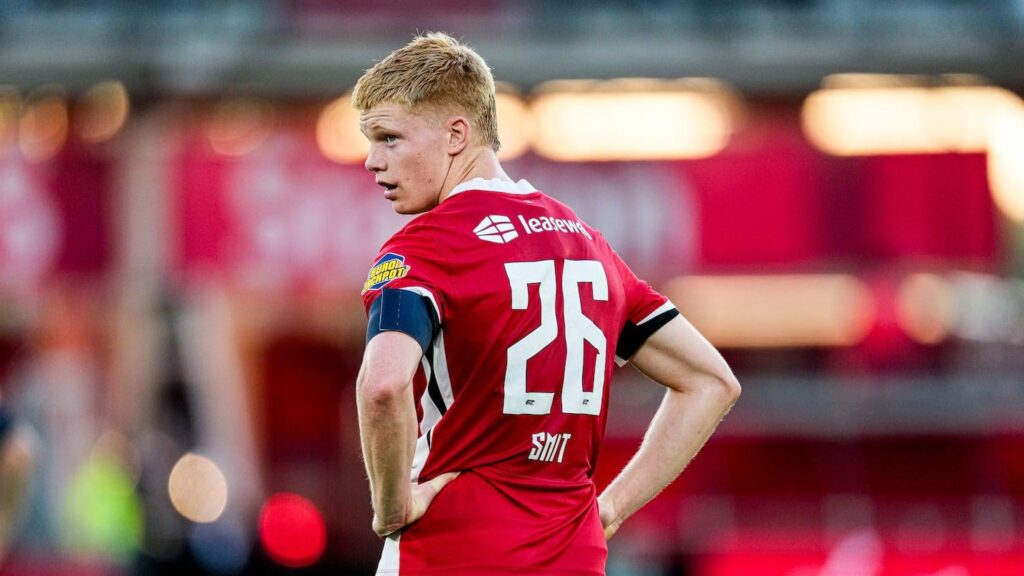 Kees Smit from AZ Alkmaar is liked by Real Madrid's coaching staff. They are in search for a deep-lying playmaker who can bring clarity to the team's play, and Smit as well as Angelo Stiller are on the list. Adam Wharton has also been offered to Madrid, but his signing is not being considered