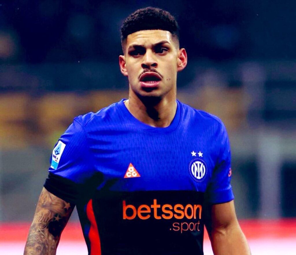 [FBiasin] Inter, according to Luis Henrique, calls have arrived from Bournemouth, Aston Villa, Everton. Bournemouth's offer (30 mln all-inclusive) is the most concrete. The Nerazzurri club does not intend/can not give the OK for the departure until it has certainties of signing one replacement.