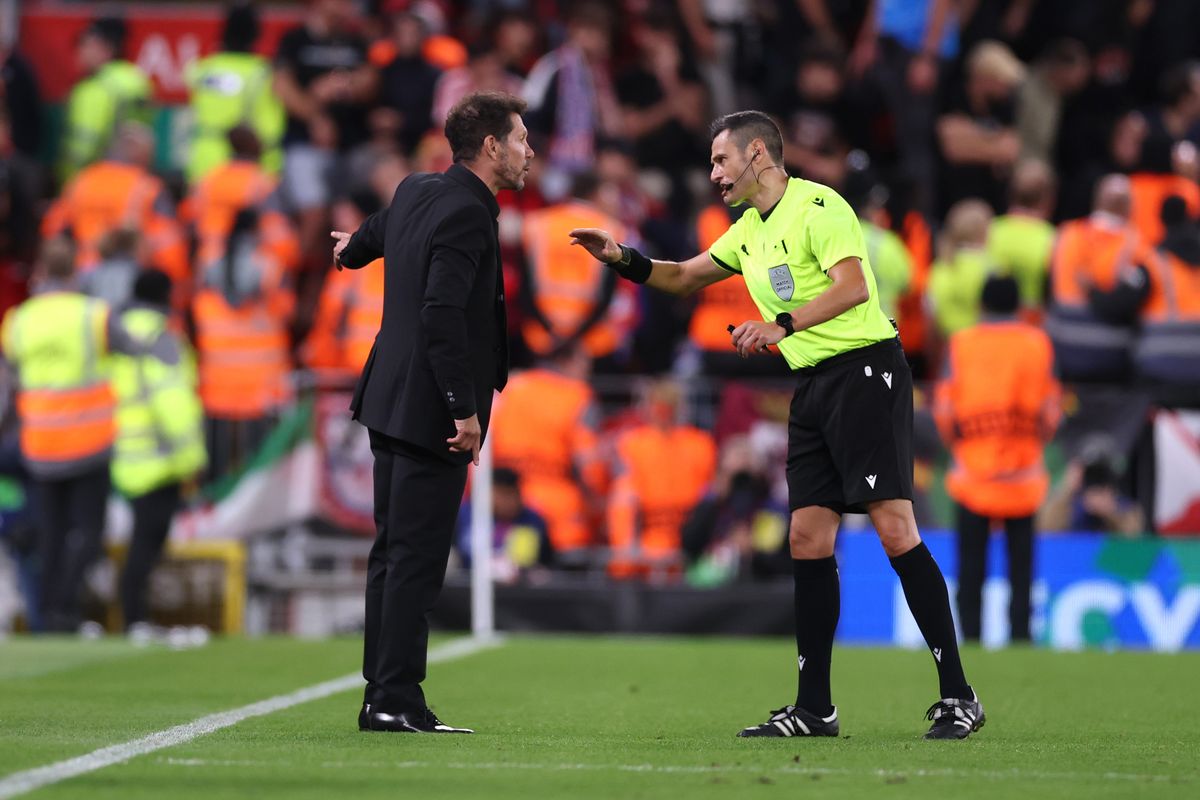 Diego Simeone argues with the referee