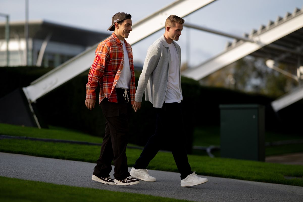 Lisandro Martinez and Matthijs De Ligt arrive to Manchester United training