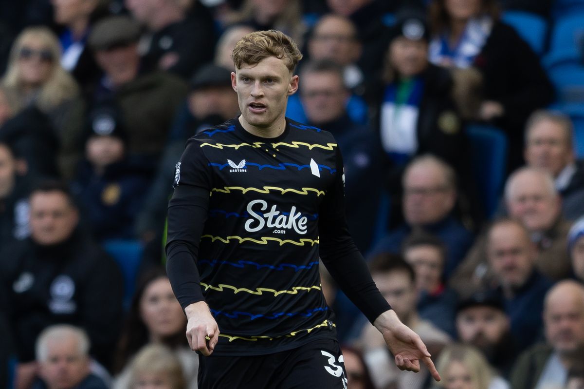 BRIGHTON, ENGLAND - JANUARY 31: Jarrad Branthwaite of Everton in possession during the Premier League match between Brighton & Hove Albion and Everton at Amex Stadium on January 31, 2026 in Brighton, England. (Photo by Ben Peters/MB Media/Getty Images)