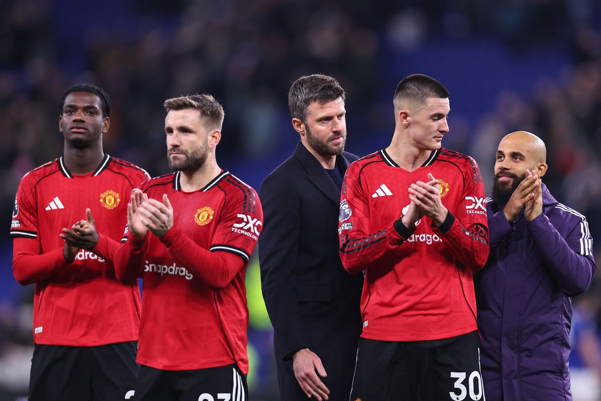 Manchester United players clap the fans