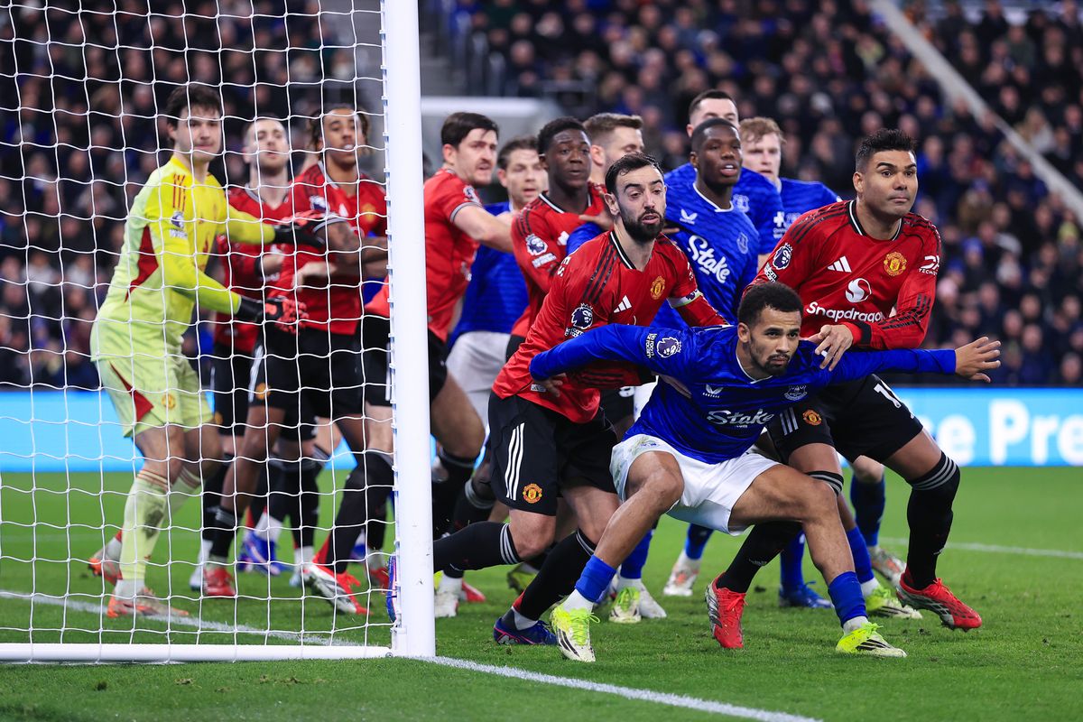 Iliman Ndiaye of Everton holds back Bruno Fernandes of Manchester United (L) and Casemiro of Manchester United during the Premier League match between Everton and Manchester United